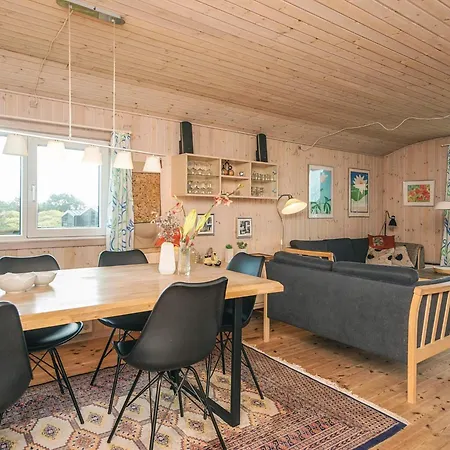 6 Person In Fano-by Traum *