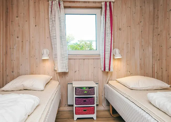 6 Person In Fano-by Traum *